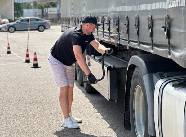 Пинчанин открыл школу для дальнобойщиков в Польше. Выгодно? Пинчанин открыл школу для дальнобойщиков в Польше. Выгодно?