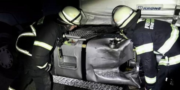 На немецком автобане в топливный бак фуры белоруса врезался микроавтобус. 300 литров дизеля вылилось на трассу На немецком автобане в топливный бак фуры белоруса врезался микроавтобус. 300 литров дизеля вылилось на трассу