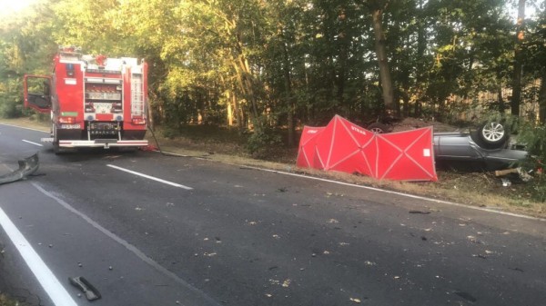 Белорус на BMW влетел в дерево и погиб в Польше